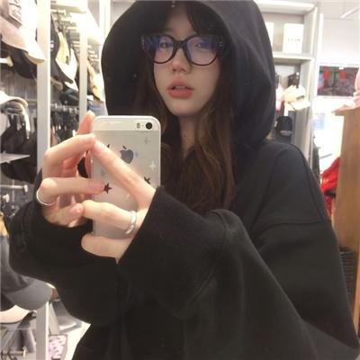 公寓里的两个女人